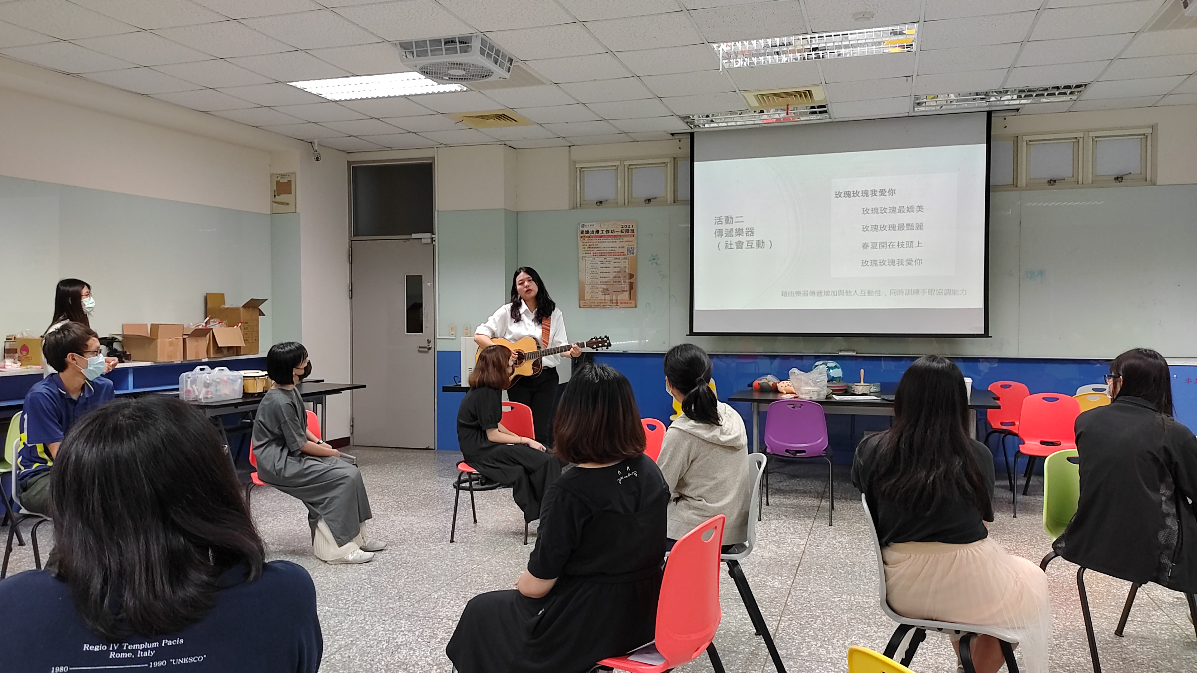 黃堉芳老師彈著吉他、唱著老歌,教導學生如何帶領高齡失智長者一起唱歌。