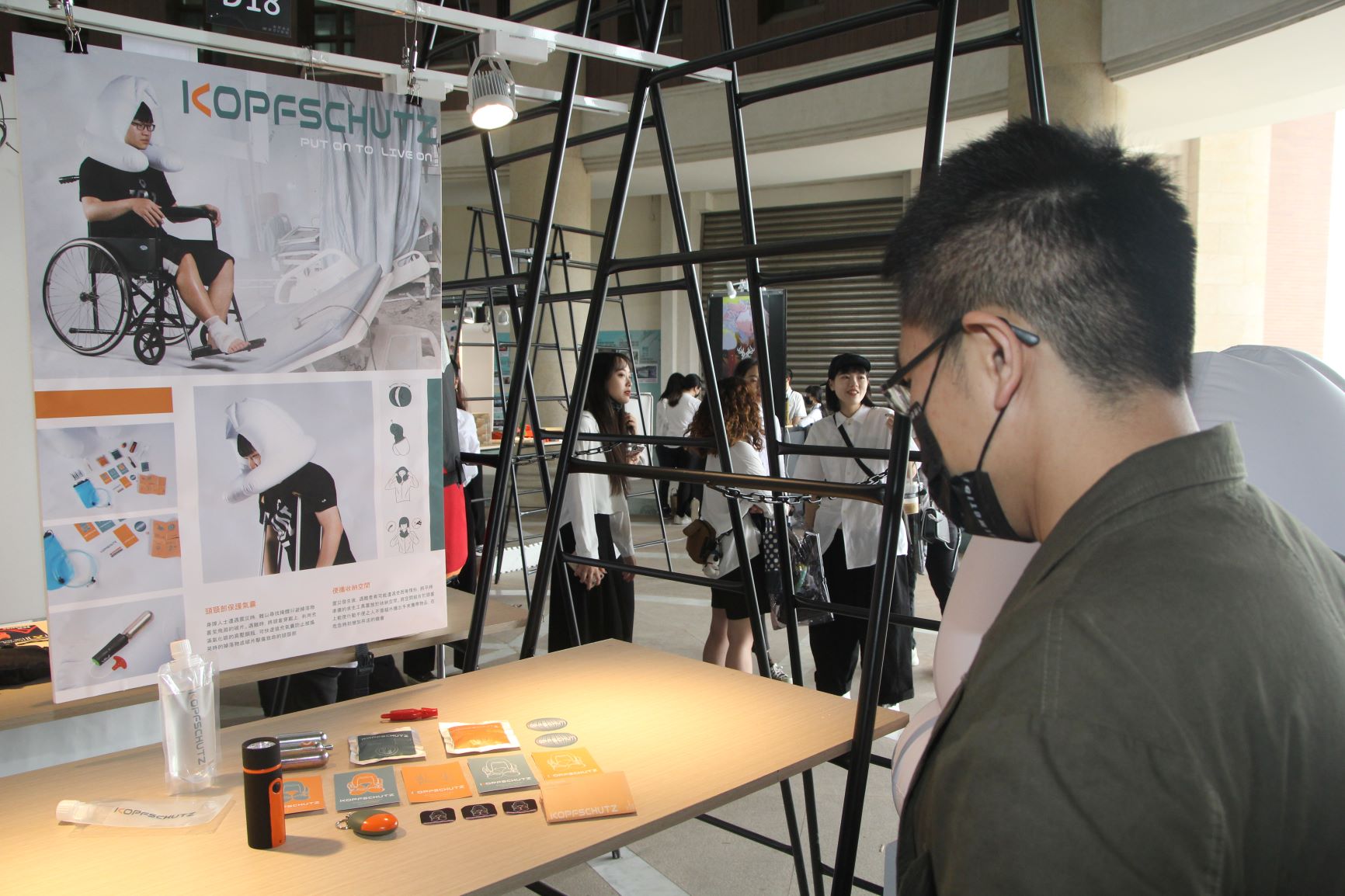 設計學院學生設計的「頭頸部保護氣囊」,可供行動不便者在地震時保護頭部不受傷。