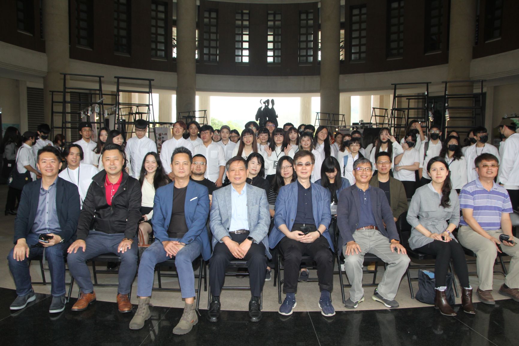 亞大副校長鄧成連(前排右4)、亞大主任秘書施能義(右3)、中新科技公司董事長江舟陣(右5)、設計學院院長李元榮(右6)、台華精技公司總經理特助莊忠益(右7)與商設系主任林信宏(右8),與參加畢業展的師生、來賓合影。