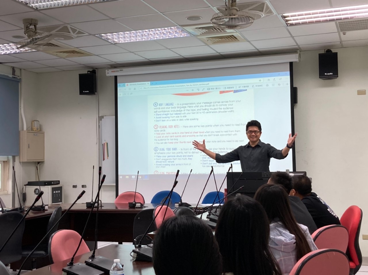 亞大第一屆「高中生英語簡報營」以全英語授課,陳謝鈞老師以豐富實例加以講解說明,讓學生清楚瞭解英語簡報技巧。