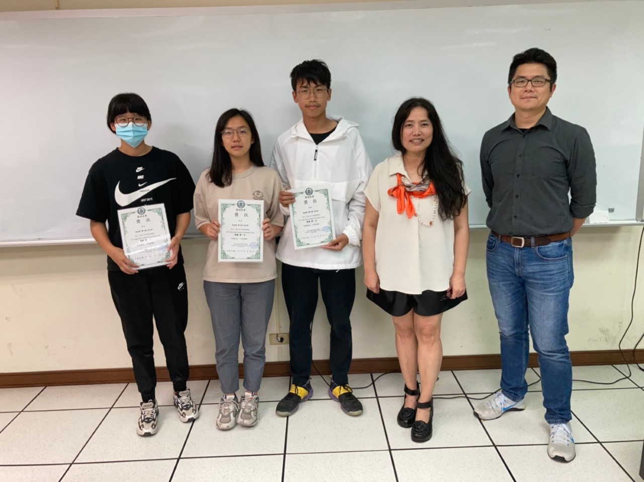 分組競賽第一名的小組成員范文妍(左起)、齊又萱、朱廷哲與陳淑娟主任、陳謝鈞老師合影。