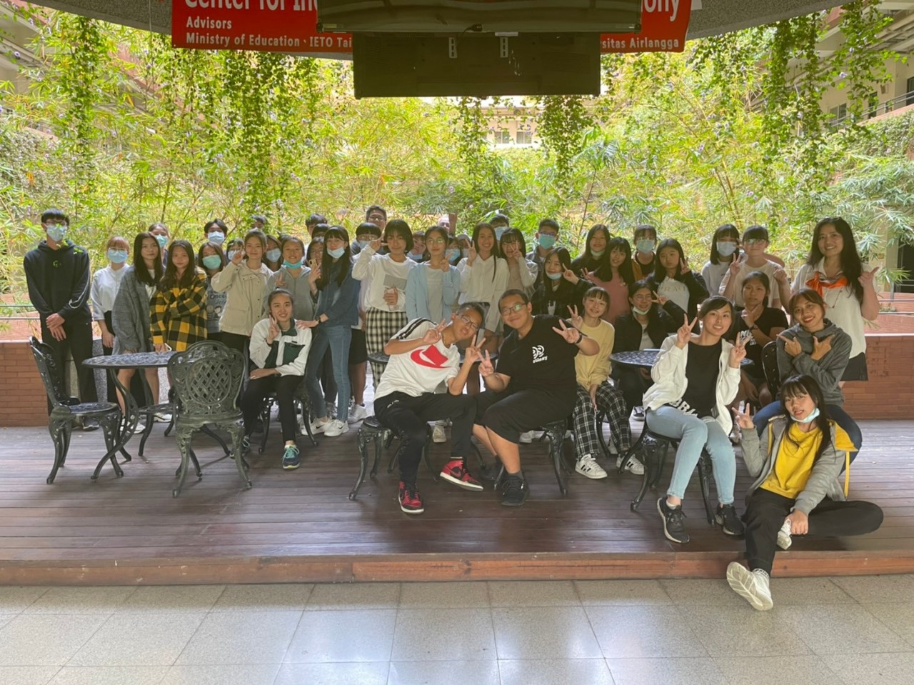 亞大外文系舉辦第一屆高中生英語簡報營,參加的師生們合影留念。