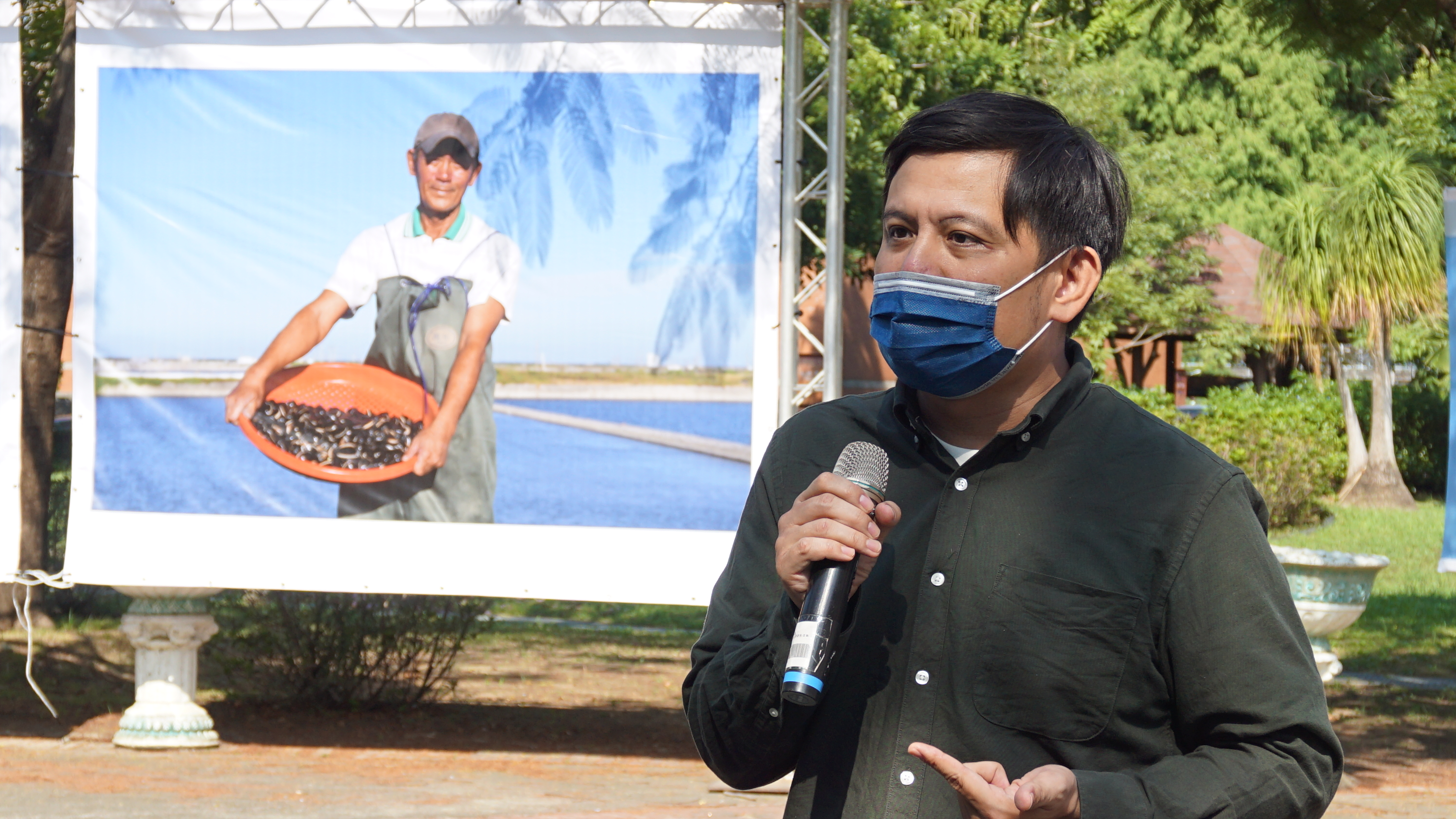 曾也慎老師分享帶著學生製作影片過程的辛苦。