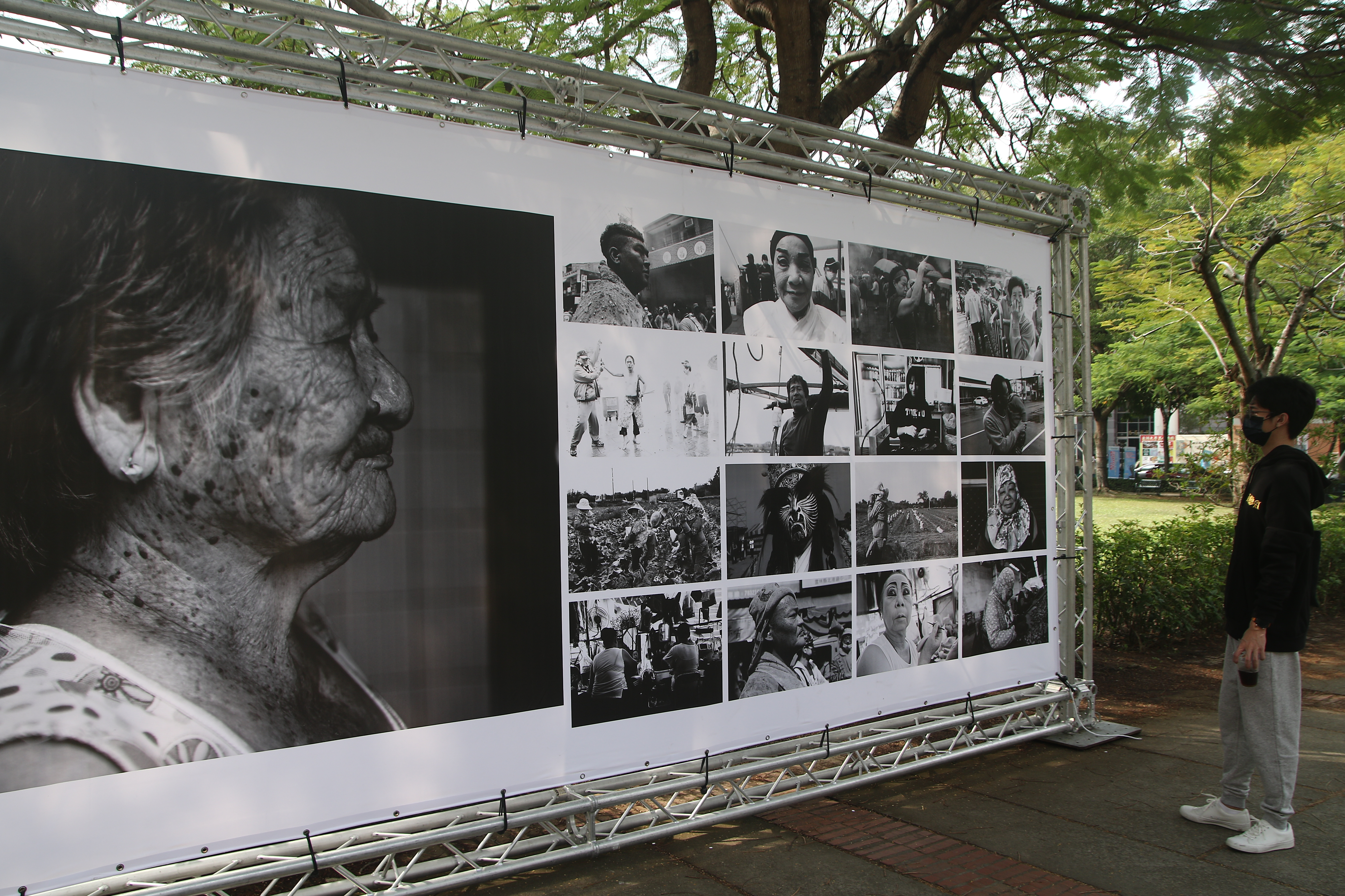 林安家老師「口湖長者臉譜」,刻畫出海口鄉親長年被海風、鹽分侵蝕的臉龐,吸引學生駐足觀看。