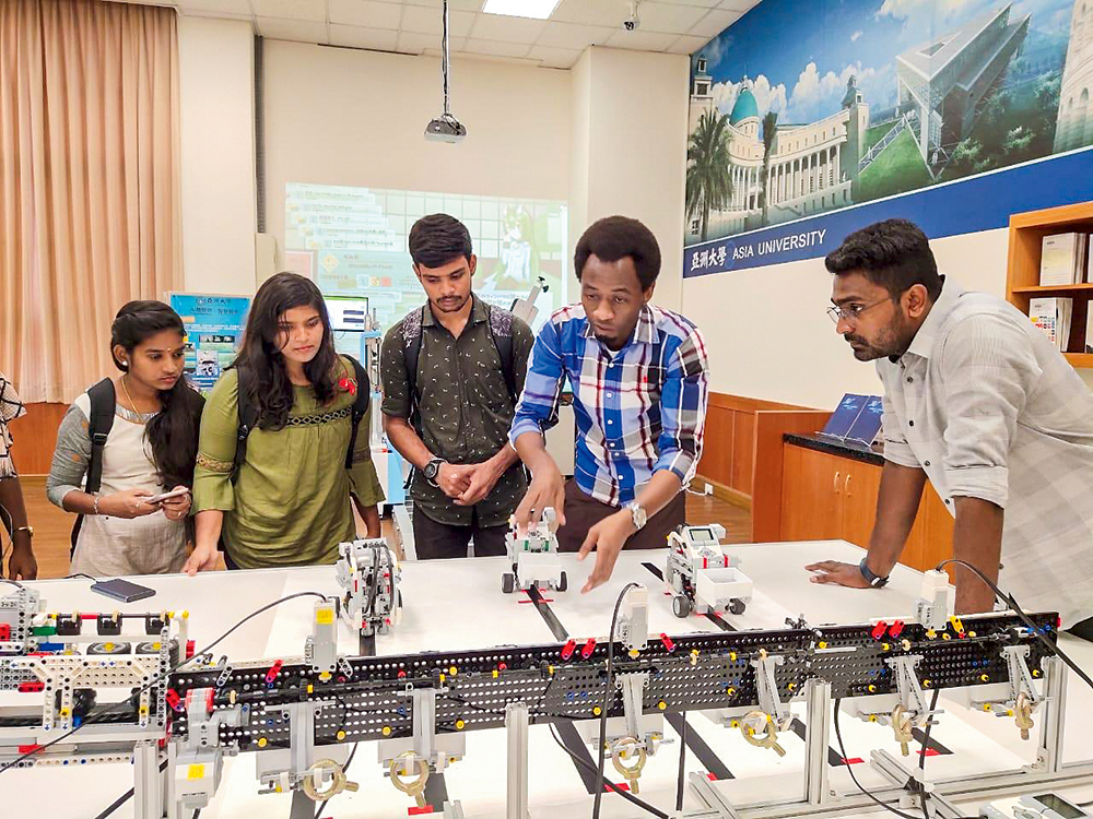 Indian Internship Students Visit AI Experience Center in Library