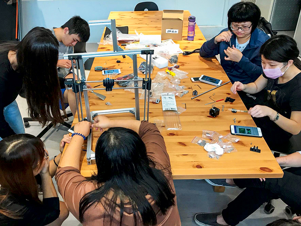 Students assemble the 3D printing machine