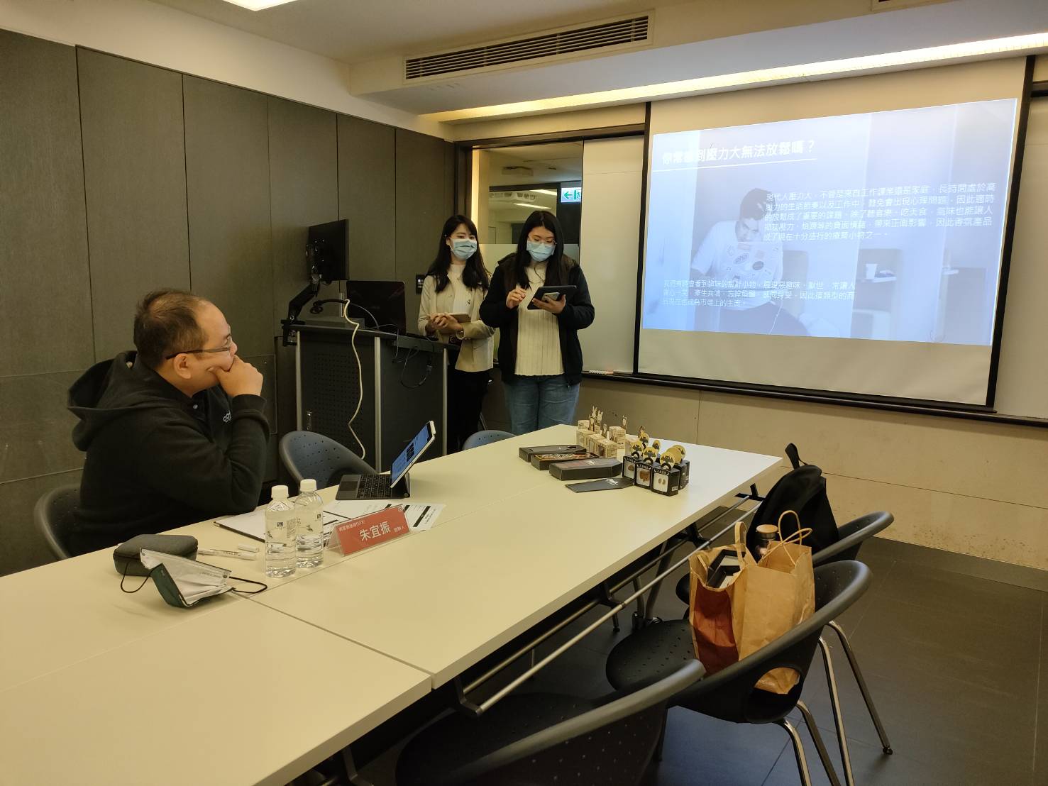 商設系同學李緒純(左)、楊馥羽,參加「大專校院創業實戰模擬學習平臺」比賽,向評審說明創作理念