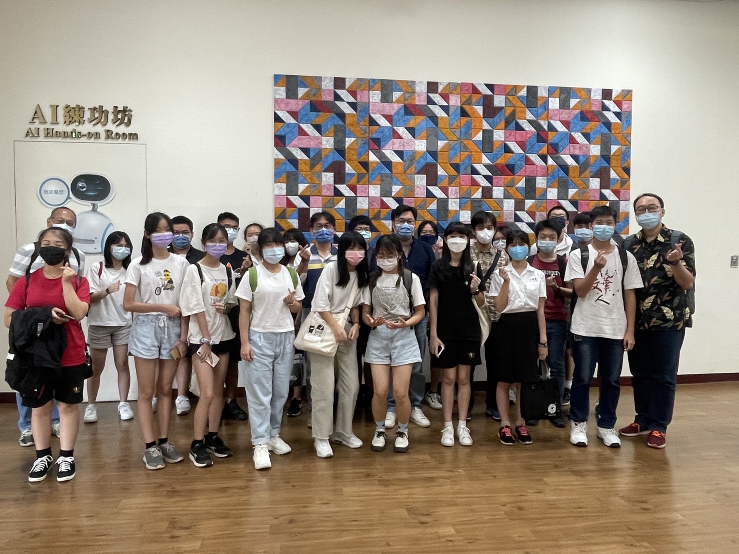 圖為文華高中學生參加AI智慧醫療照護1日營隊,在亞大圖書館AI練工坊,體驗人工智慧在不同領域的應用