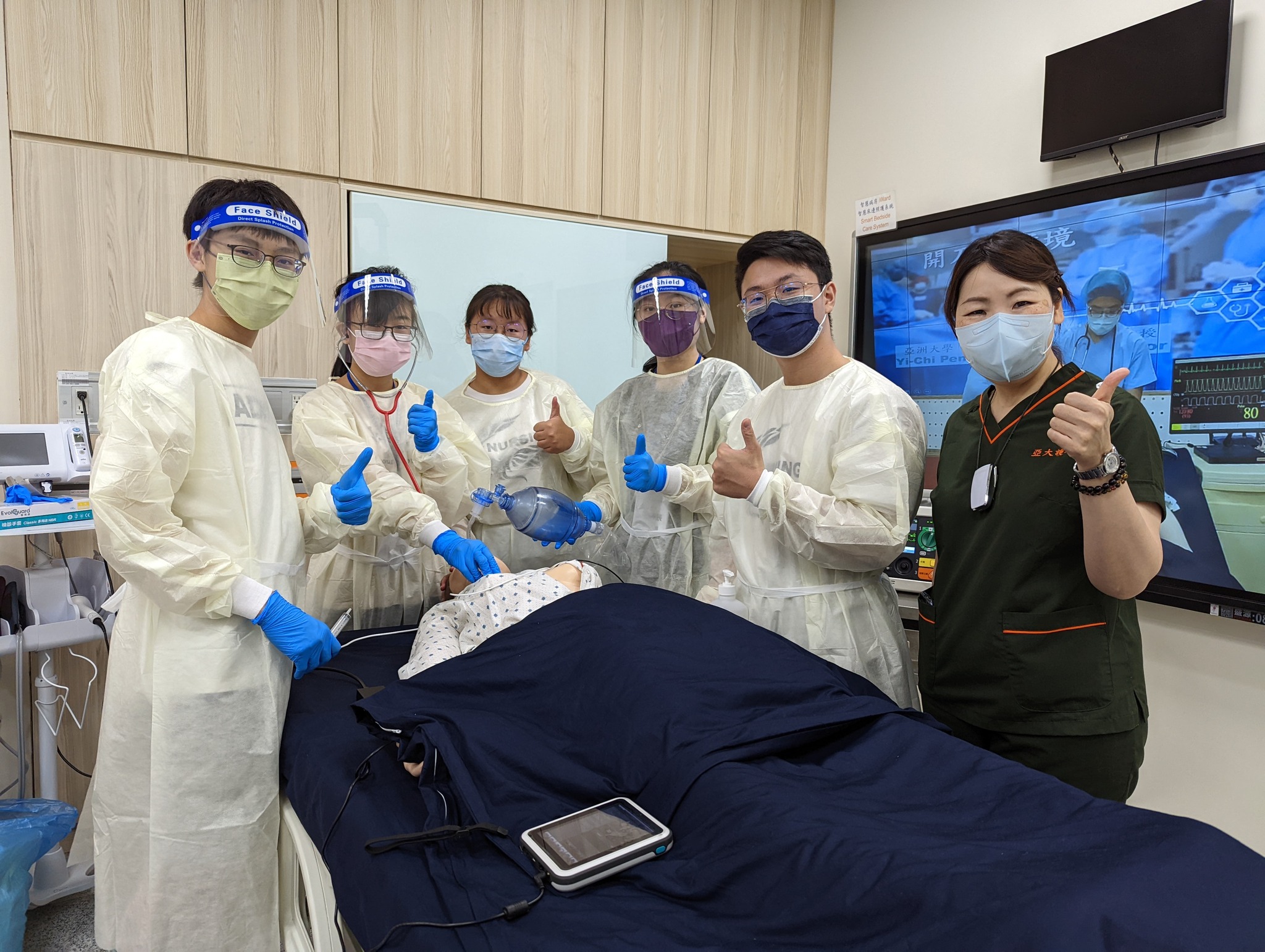 圖為在AI醫療專題實作營中,同學在亞大護理學院未來護理中心,實際體驗智慧病房