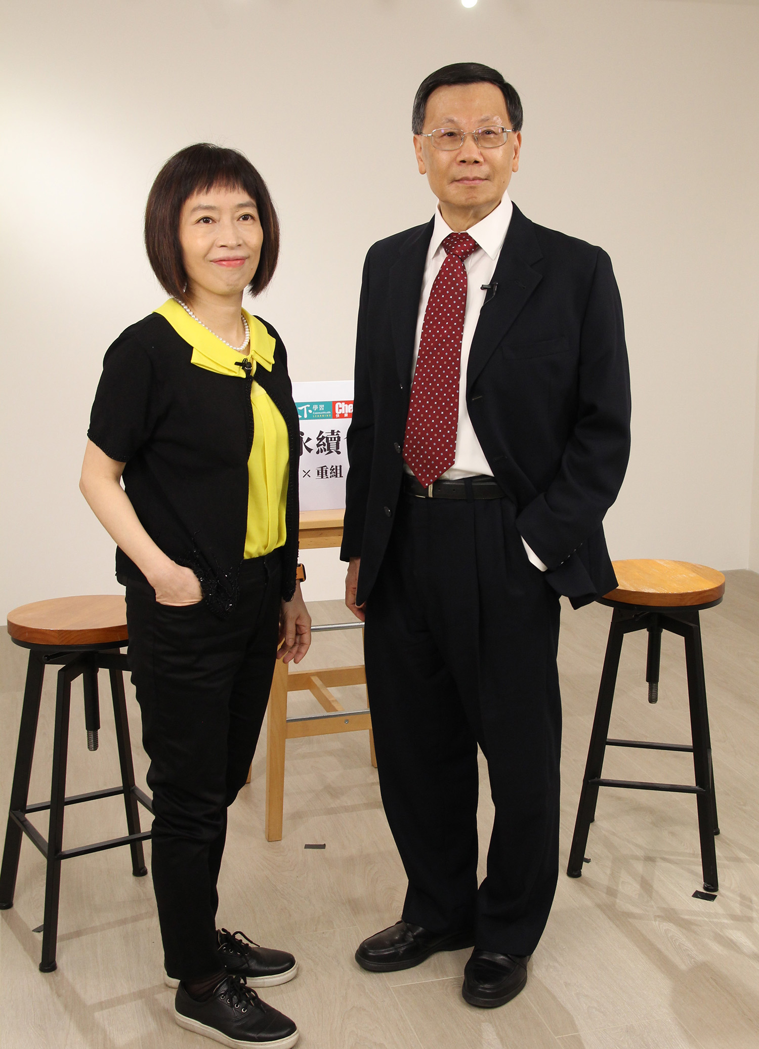 President Jeffrey J.P. Tsai of Asia University (right) was interviewed by Creative Principal Consultant Fu-Yuan Hsiao of Cheers Magazine’s “Cheers Talent Reception Room.