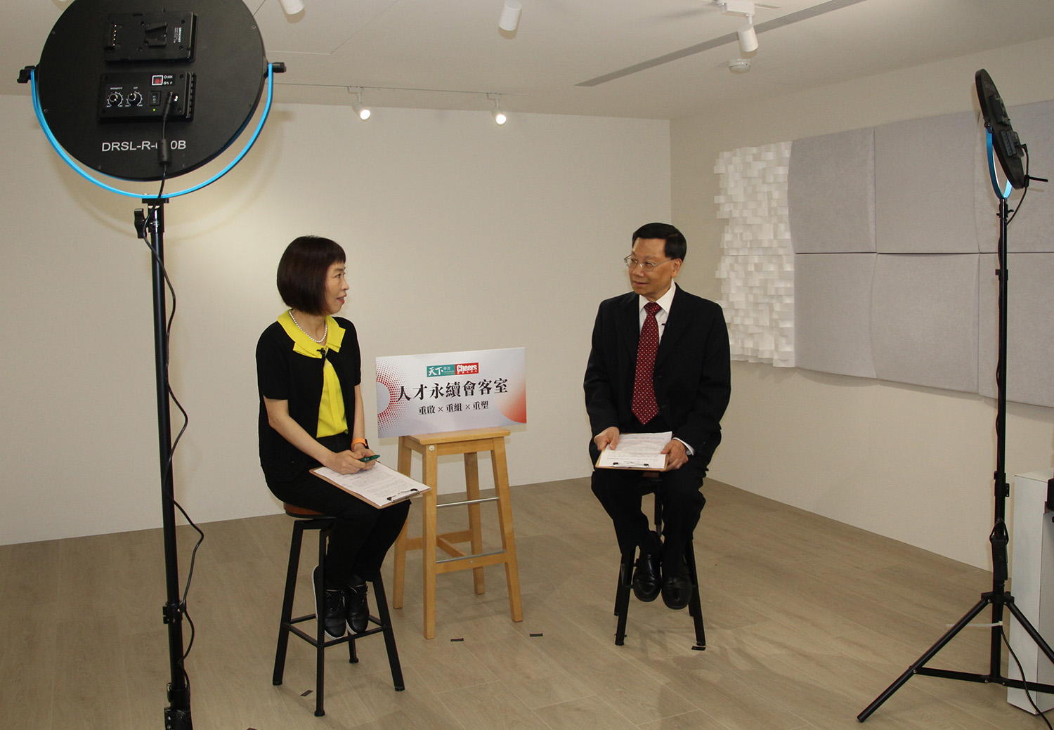 President Jeffrey J.P. Tsai of Asia University (right), during an interview with “Cheers Talent Reception Room,” discussed the efforts of Asia University in talent cultivation.