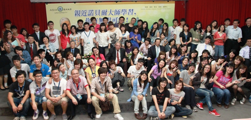 「威爾剛之父」穆拉德博士到亞洲大學與師生座談,氣氛熱絡。