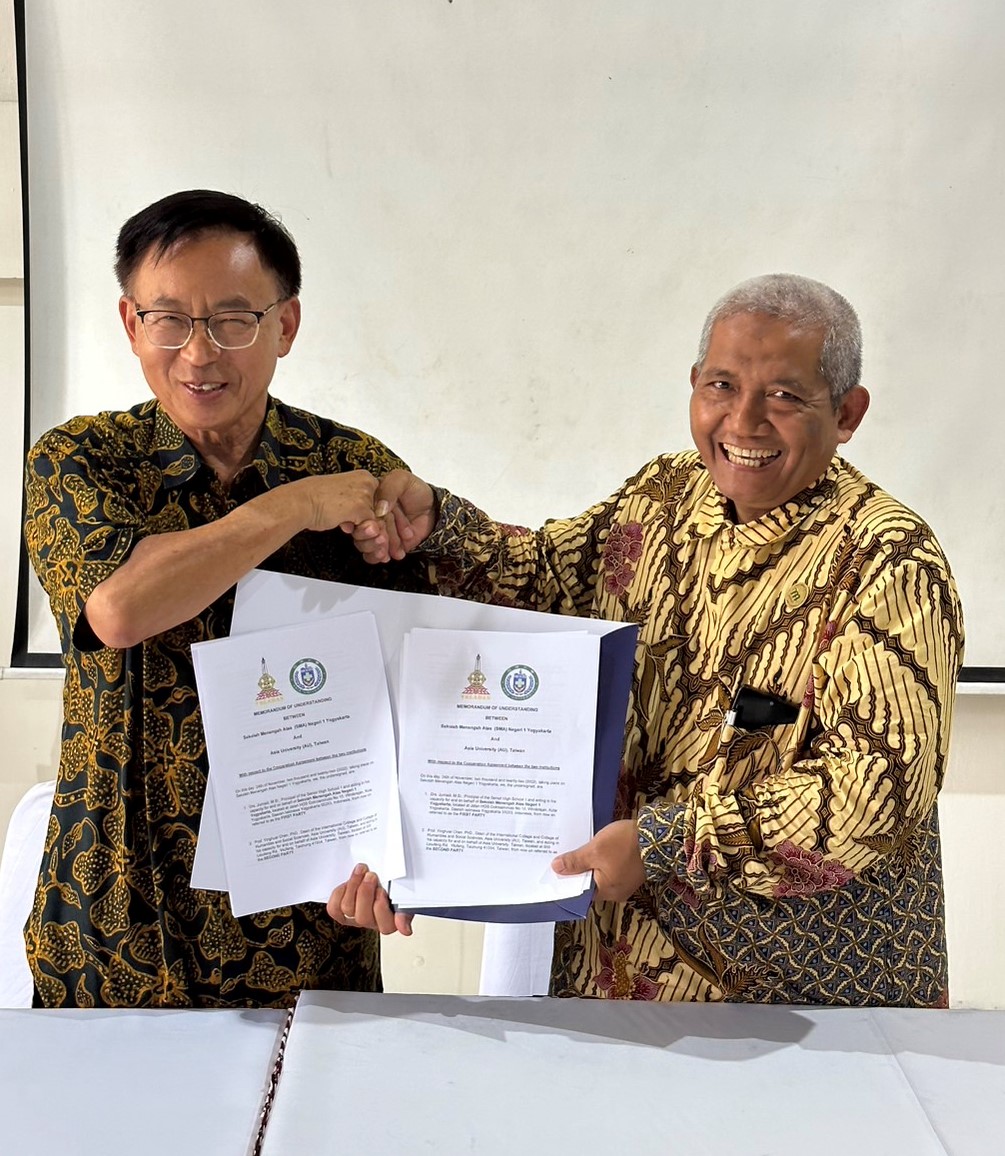 Prof. Yinghuei Chen (left), Dean of International College, signed an MOU with the principal of SMA N1 Teladan in Yogyakarta.