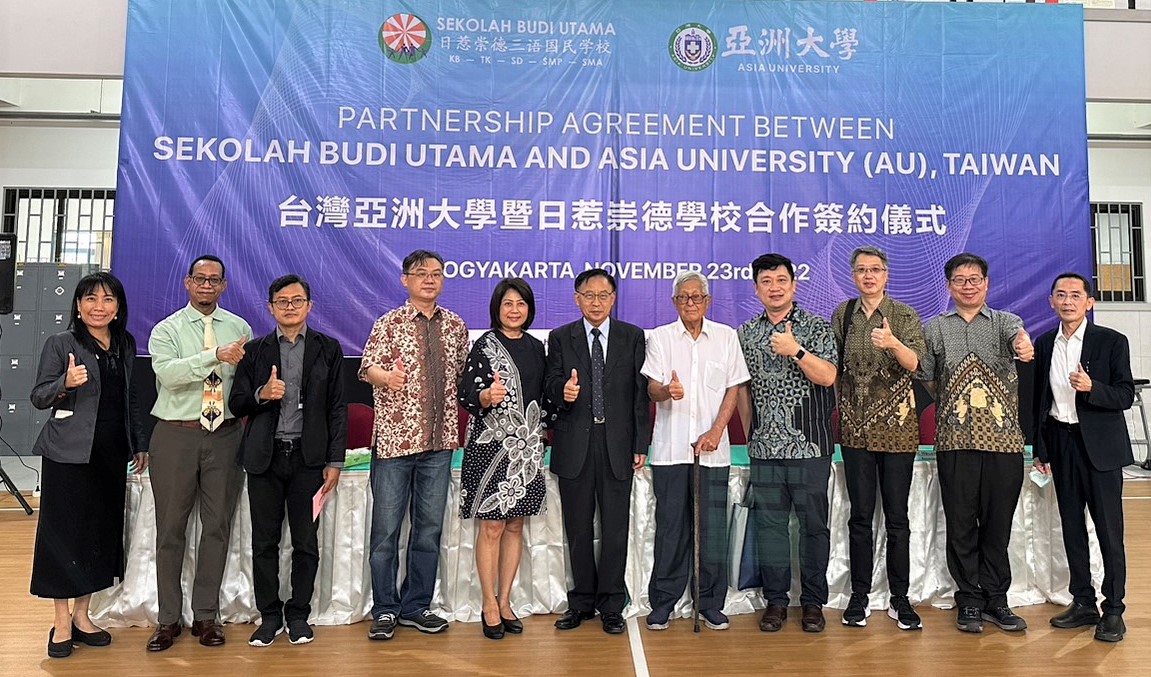 Dean Chen (6th from right) signed an MOU with SMA Budi Utama Founder by Xi-Qing, Li (5th from right)