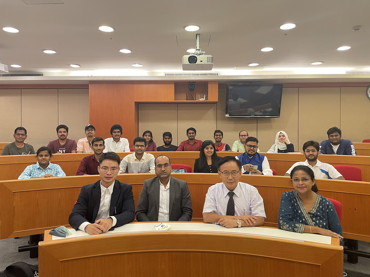 (From right to left) Nandana Biswas, wife of former Indian Deputy Representative to Taiwan, Ying-Hui Chen, Dean of Asia University International College, Sujeet Kumar, Member of Parliament of India, and Ting-Wei Xu, Department of Asia and Pacific Affairs of the Ministry of Foreign Affairs, meet with Indian teachers and students at Asia University