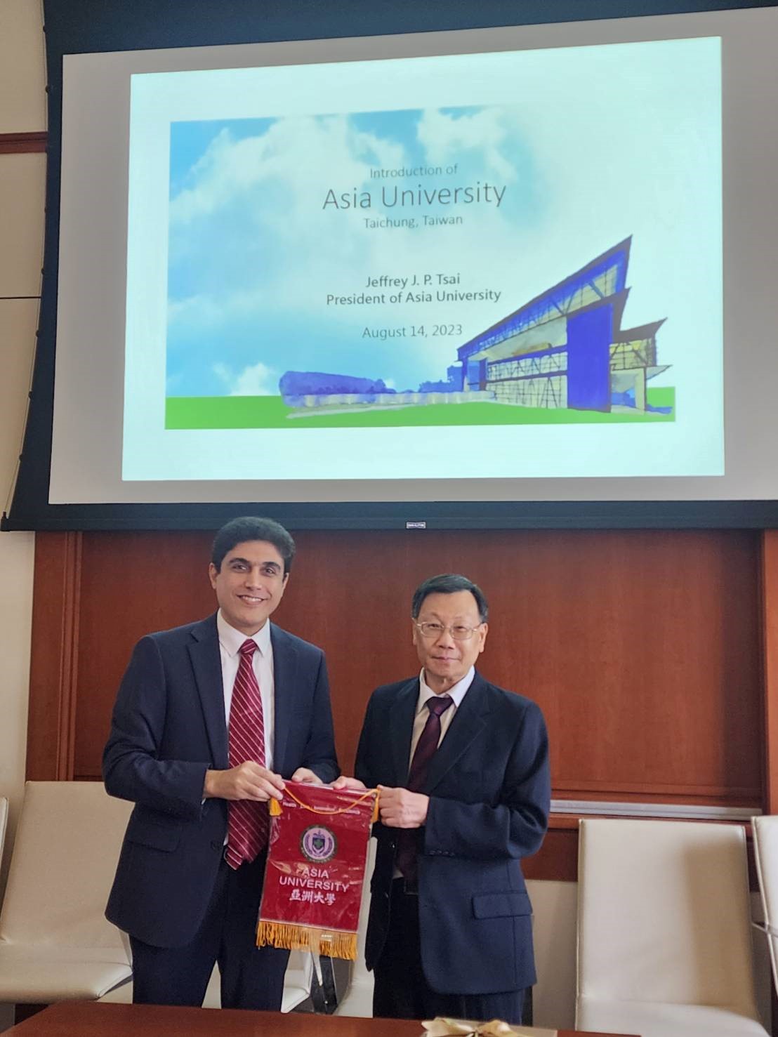 President Jeffrey J.P. Tsai of Asia University (right) visits the International Center for Genetic Disease at Harvard University in the United States and meets with the founding director of the center, Prof. Alireza Haghighi.