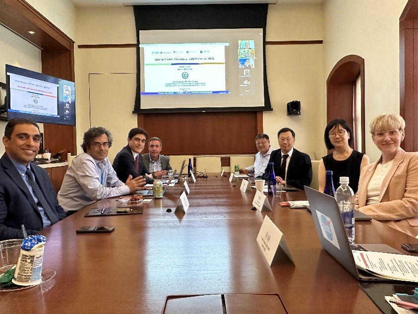 Asia University President Jeffrey J.P. Tsai (3rd from the right), Chair Professor Kuan-Tsae Huang of the Department of Computer Science and Information Engineering at Asia University (4th from the right), Professor Alireza Haghighi, the founding director of the International Center for Genetic Disease at Harvard University (6th from the right), and team members engage in discussions and cooperation talks.