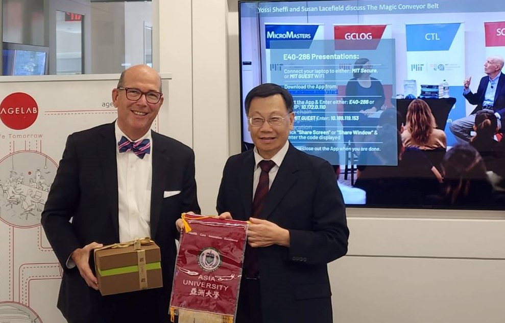 President Jeffrey J.P. Tsai of Asia University (right) engages in a bilateral exchange with Professor Joseph F. Coughlin (left), the founder and director of MIT AgeLab