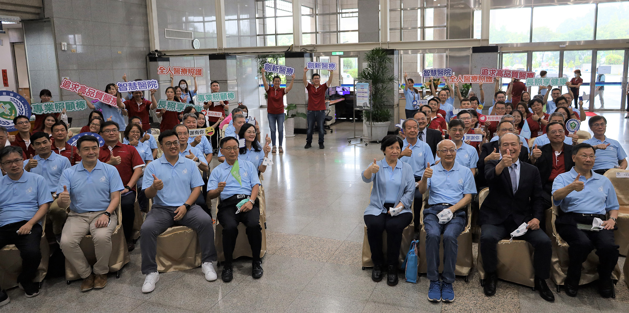 Asia University President Jeffrey J.P. Tsai (front row, right 1) stated that after the operation of the "Fengfu Park," it will serve as a place for internships and employment for all six colleges of Asia University, where students can transition directly from graduation to employment.