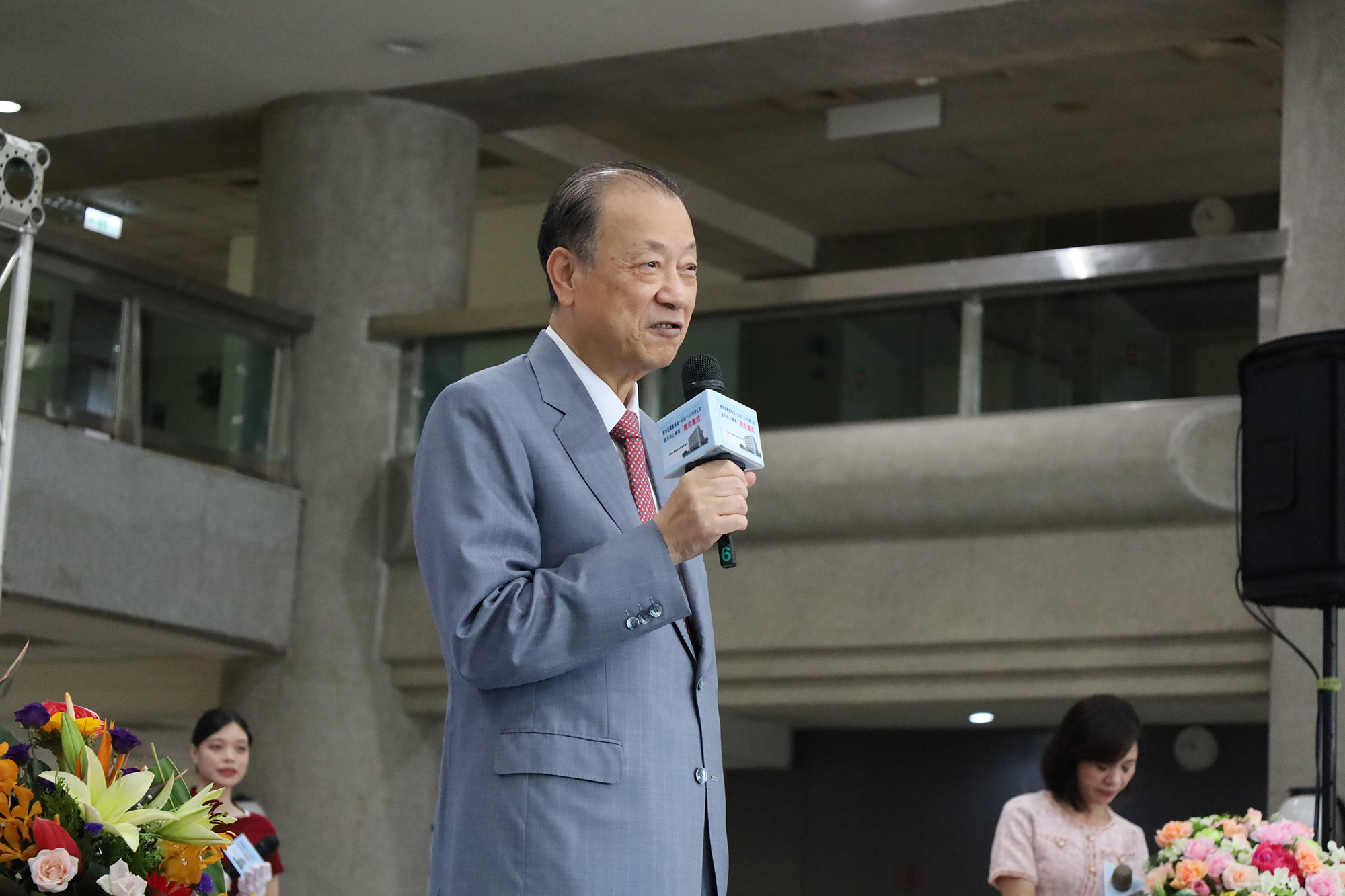 Chairman Chang-Hai Tsai of Asia University mentioned that they will integrate education, medical services, and the health industry into the "Fengfu Park", stimulating that this initiative could generate around 2,000 job opportunities and contribute to the development of Fengyuan.