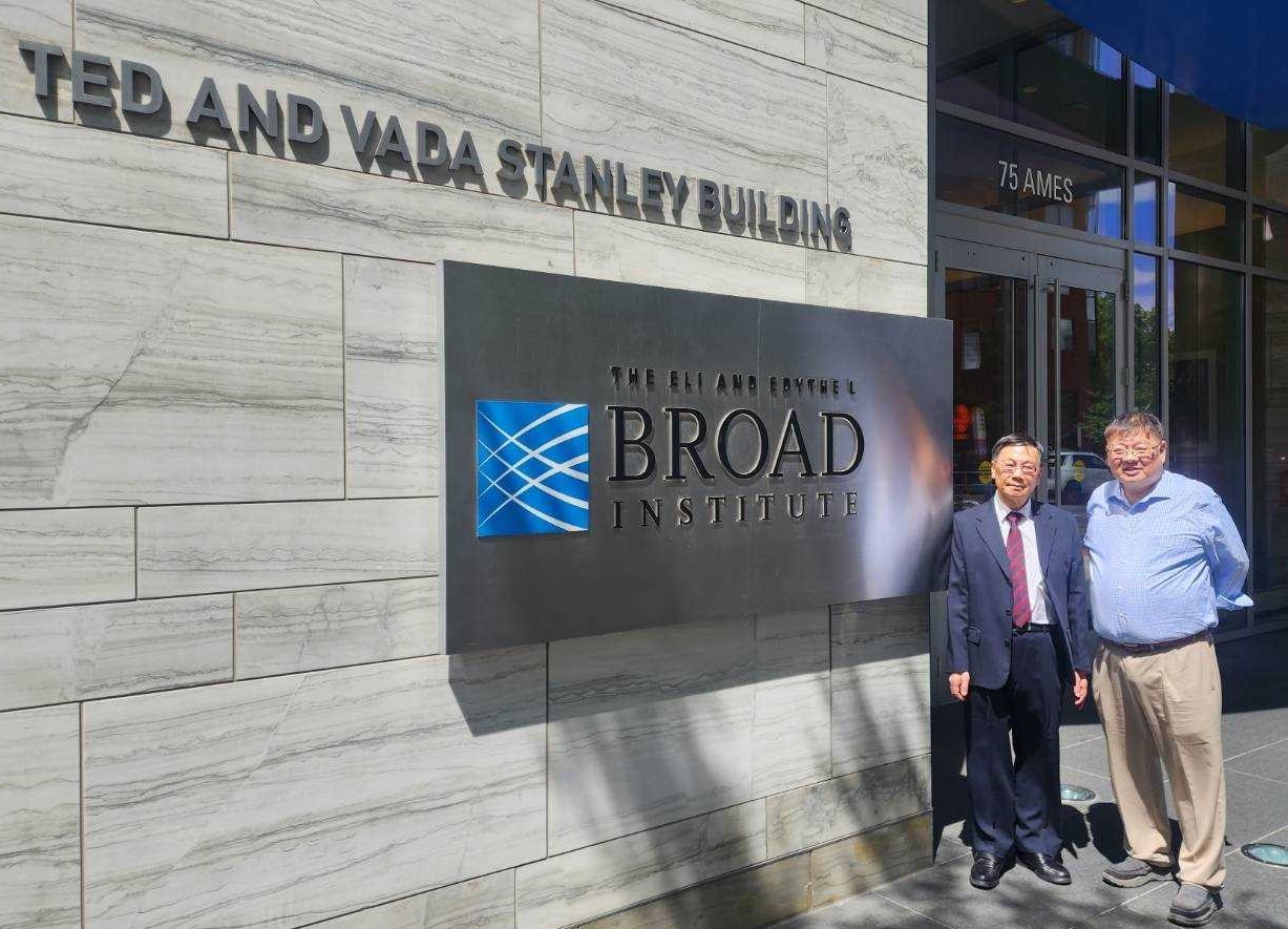 President Jeffrey J.P. Tsai (left) and Chair Professor Kuan-Tsae Huang took a photo in front of the Broad Institute.