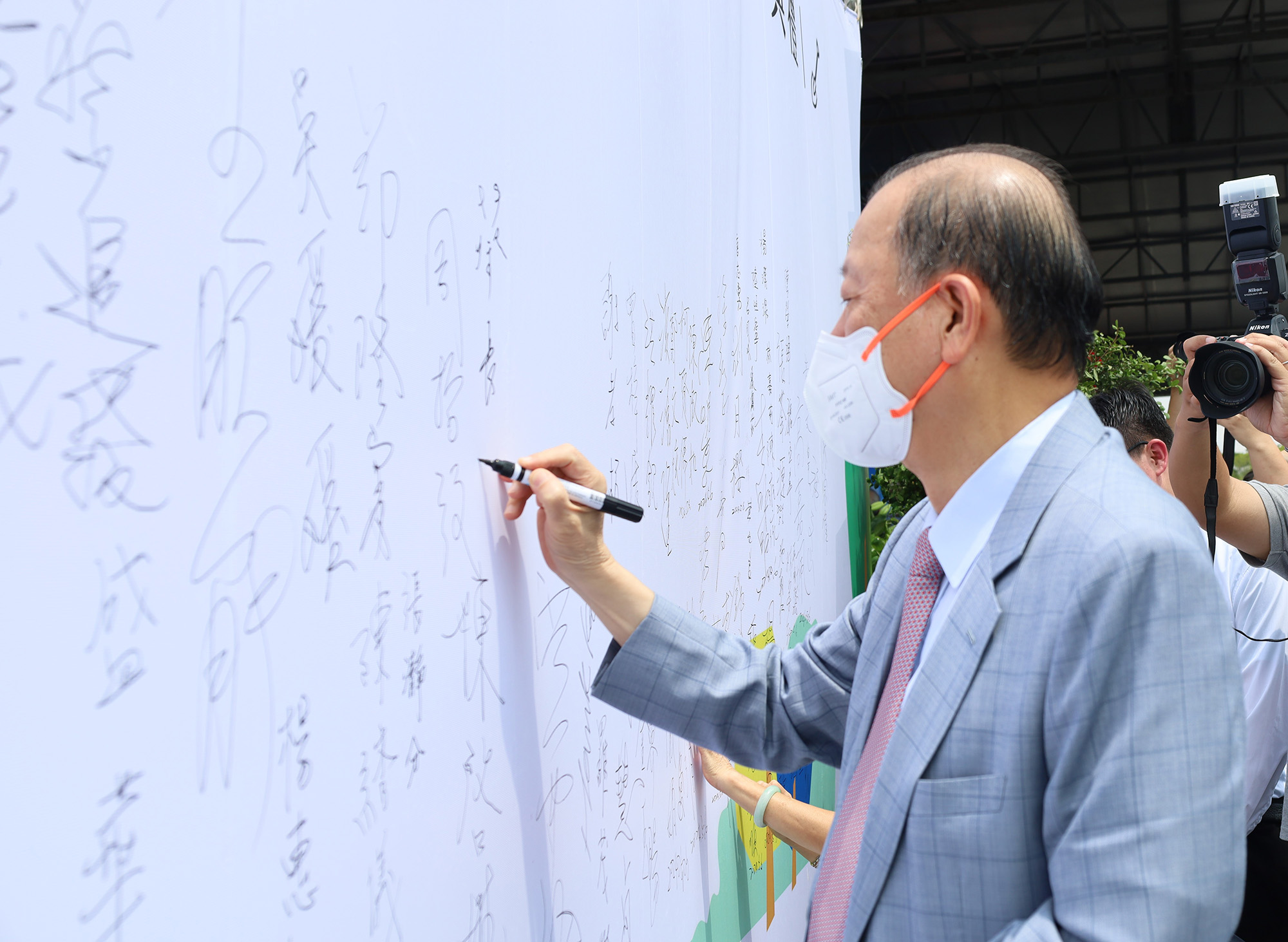 The groundbreaking ceremony for the "Asia University Fengfu Health Park," with the founder of Asia University, Chang-Hai Tsai, signing for commemoration