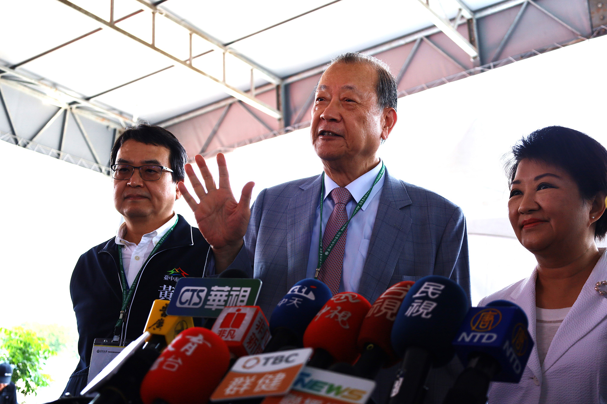 Chang-Hai Tsai, the founder of Asia University (middle), expressing plans to invest 7.5 billion NTD to build the "Asia University Fengfu Health Park"; Mayor Hsiu-Yen Lu of Taichung City (right) remarked, "Taichung City gains!"