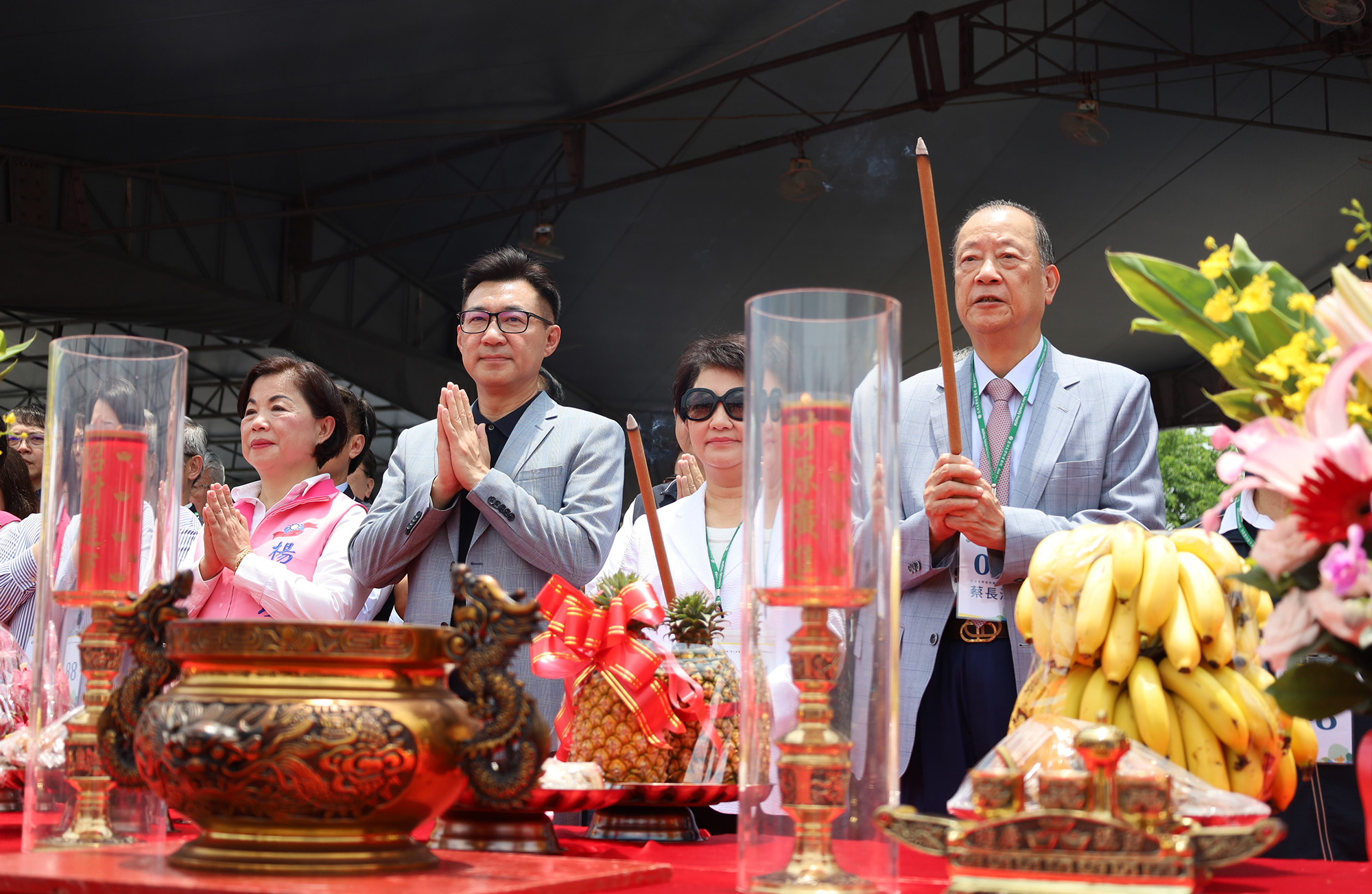 The groundbreaking ceremony of the "Asia University Fengfu Health Park," featuring (from right to left) Chang-Hai Tsai, the founder of Asia University, Mayor Hsiu-Yen Lu of Taichung City, Deputy Speaker of the Legislative Yuan Chi-Chen Chiang, and Legislator Chiung-Ying Yang