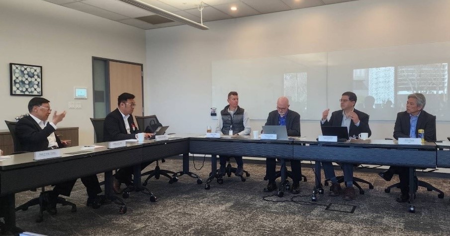 Asia University and AMD engage in a roundtable discussion, with President Jeffrey J.P. Tsai (left 1) and AMD Manager Hugo Andrade (right 2) discussing cooperation