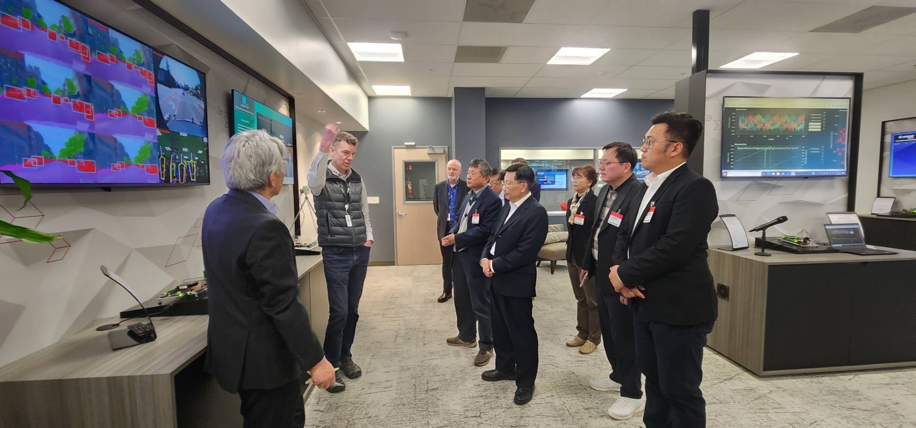 AMD Corporate Fellow Ralph Wittig (left 2) explains the development blueprint of AMD AI computing chips to President Jeffrey J.P. Tsai (left 3) and the Asia University team