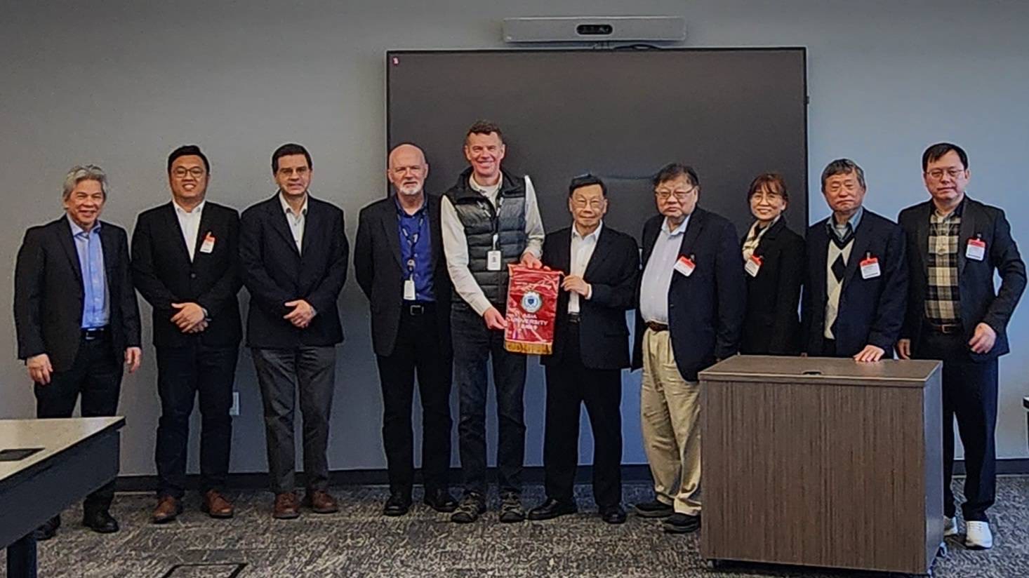 President Jeffrey J.P. Tsai of Asia University (right 5), AMD Corporate Fellow Ralph Wittig (right 6), and other personnel from both sides pose for a photo at the AMD headquarters