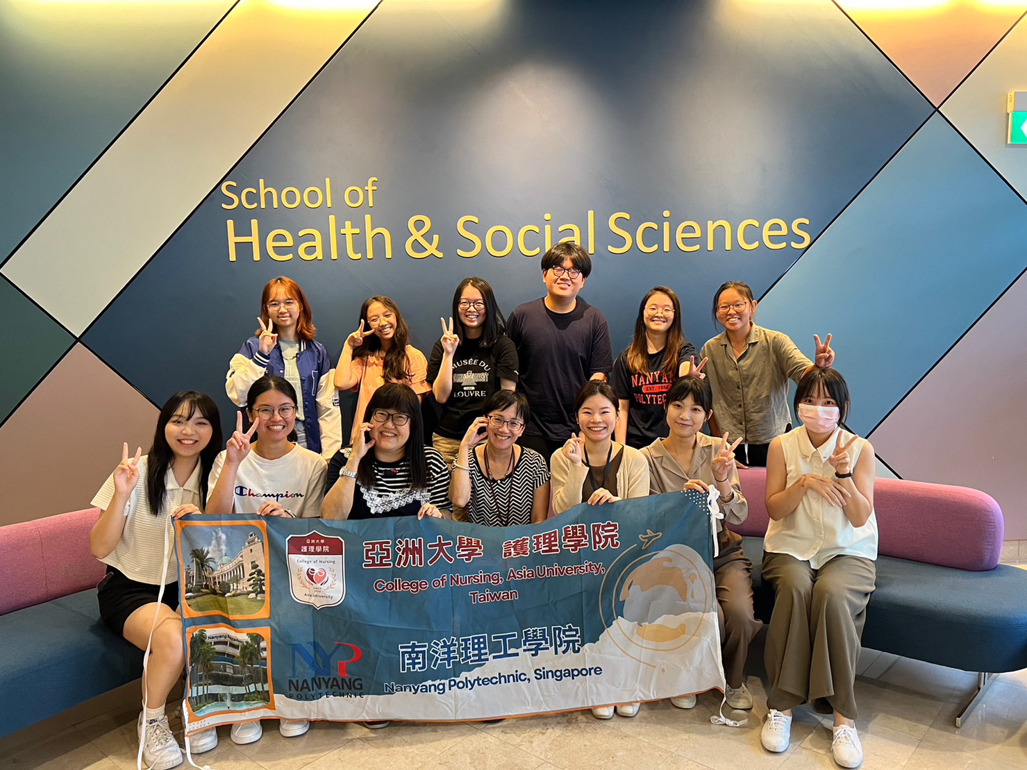 Asia University nursing students went to Nanyang Technological University in Singapore for international nursing internships, enhancing their professional capabilities