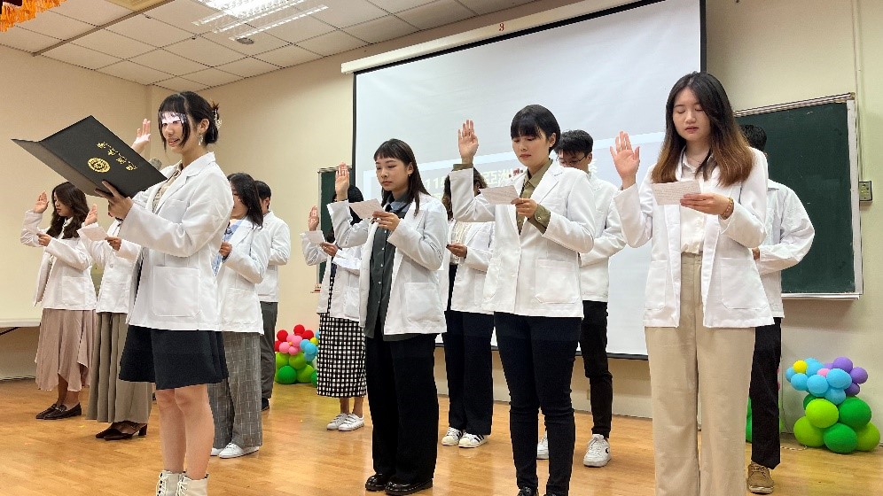 The psychologist national examination has a high threshold. The image depicts a white coat ceremony for the Clinical Psychology program of the Master's degree in the Psychology Department of Asia University before internships, encouraging students to ignite their passion for helping others professionally and prepare for the national examination