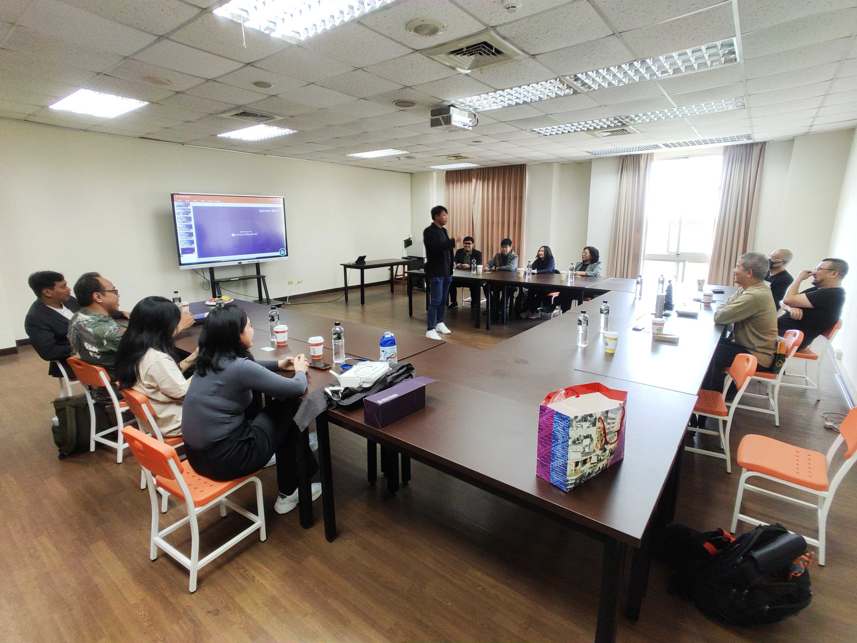 The visiting delegation from Soegijapranata Catholic University in Indonesia engaging in in-depth academic exchanges with faculty members of Asia University's Design College