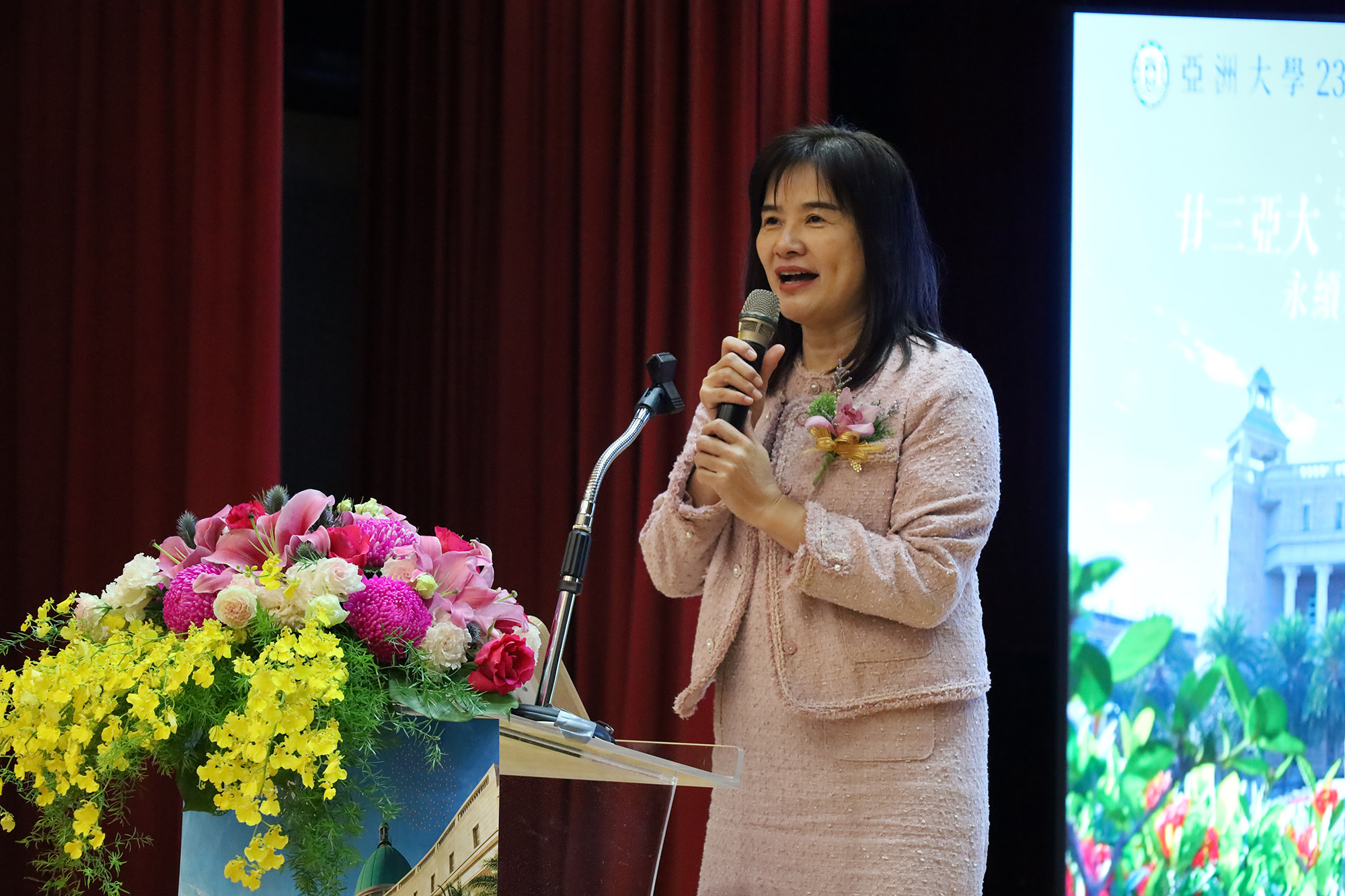 Principal Hsiang-Yun Chen of National Changhua Girls' Senior High School expressed her eagerness to actively recommend outstanding high school students to attend Asia University