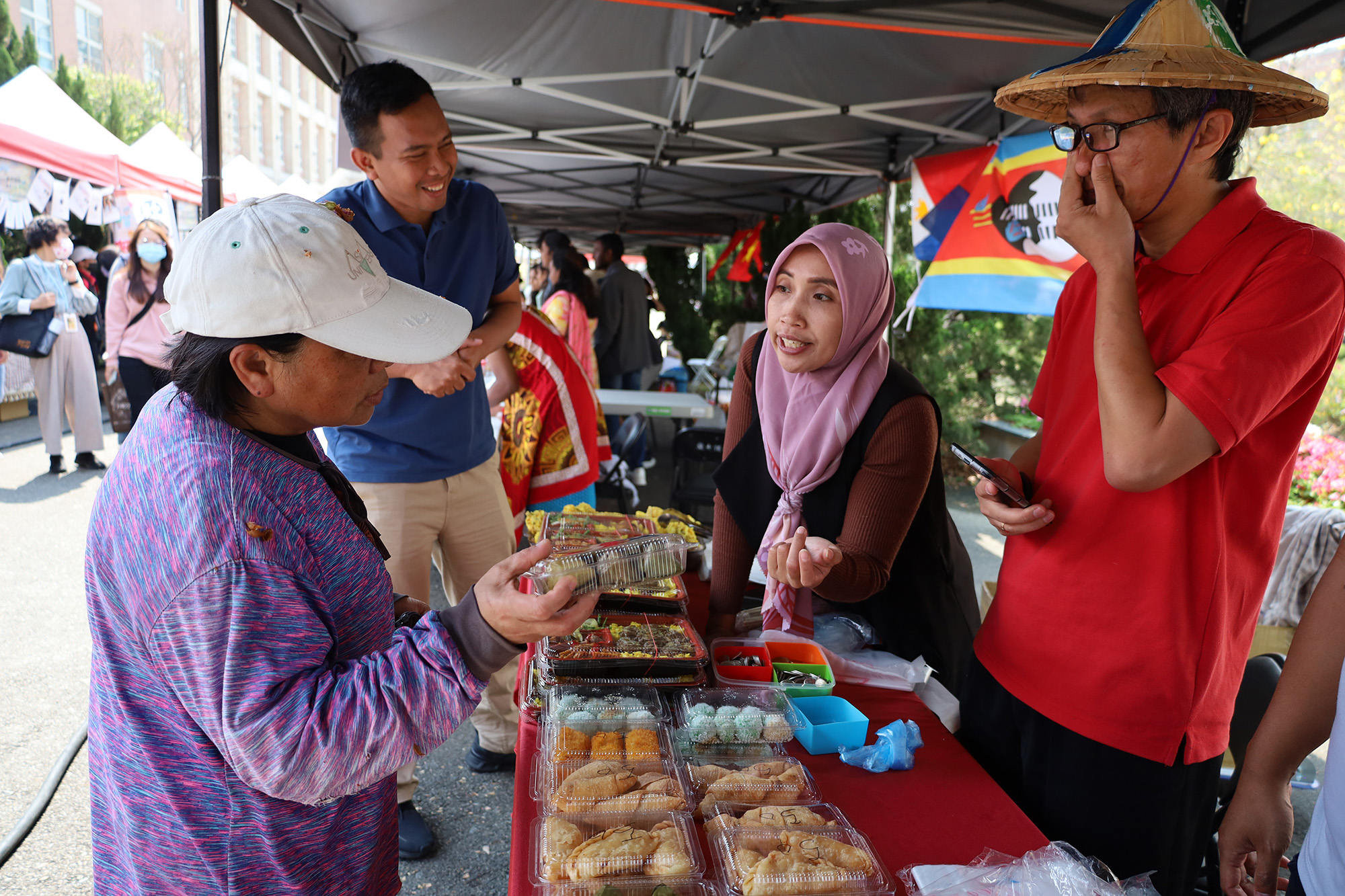 Asia University international students sold homemade hometown specialties, attracting much attention