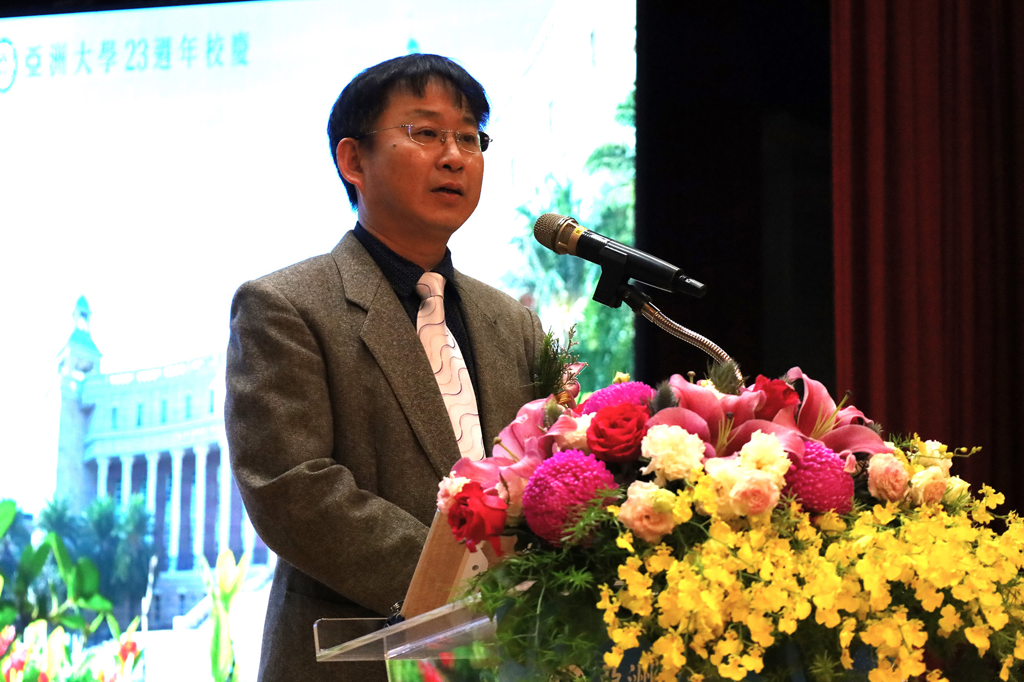 Principal Yen-Huang Wang of National Changhua Senior High School expressed that "Asia University is the top choice in my heart!"