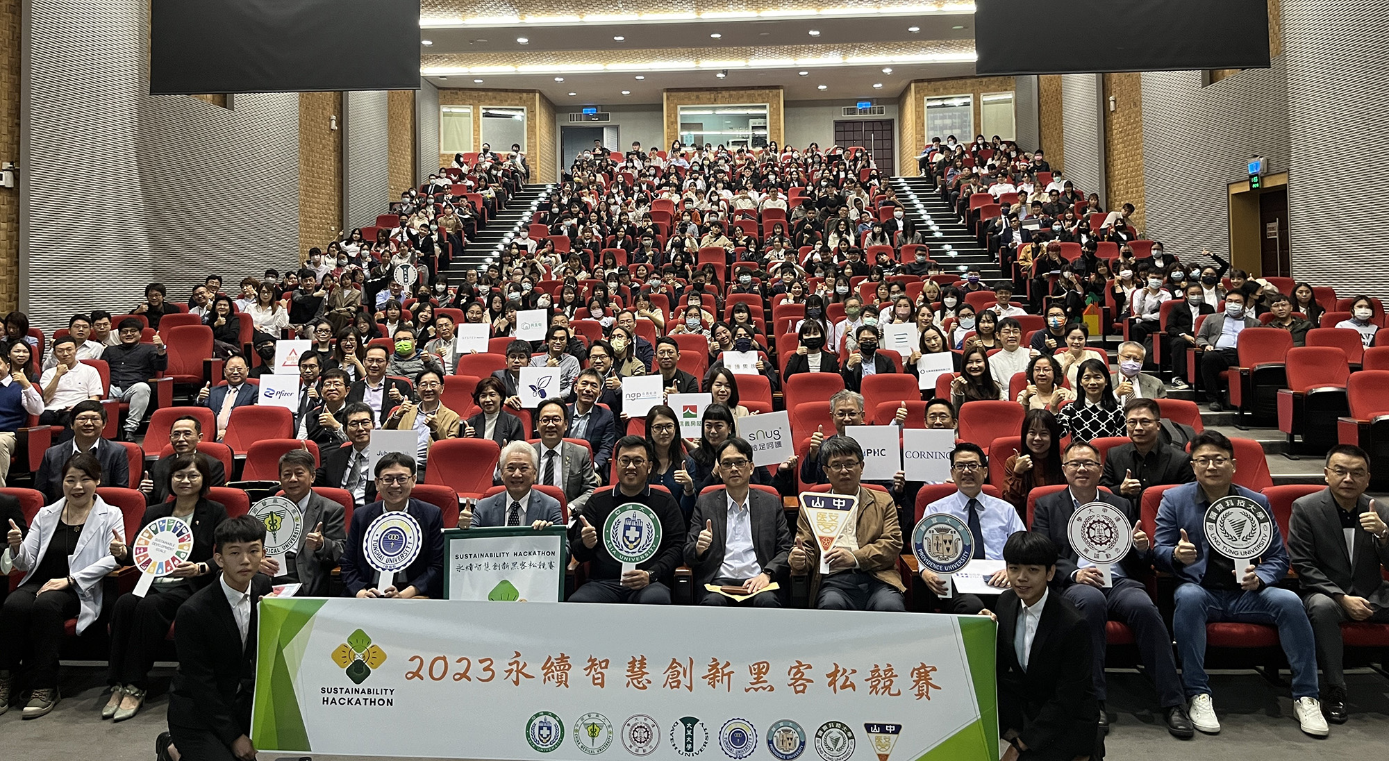 Group photo of students, eight universities in central Taiwan and enterprises during the '2023 Sustainability Hackathon.'