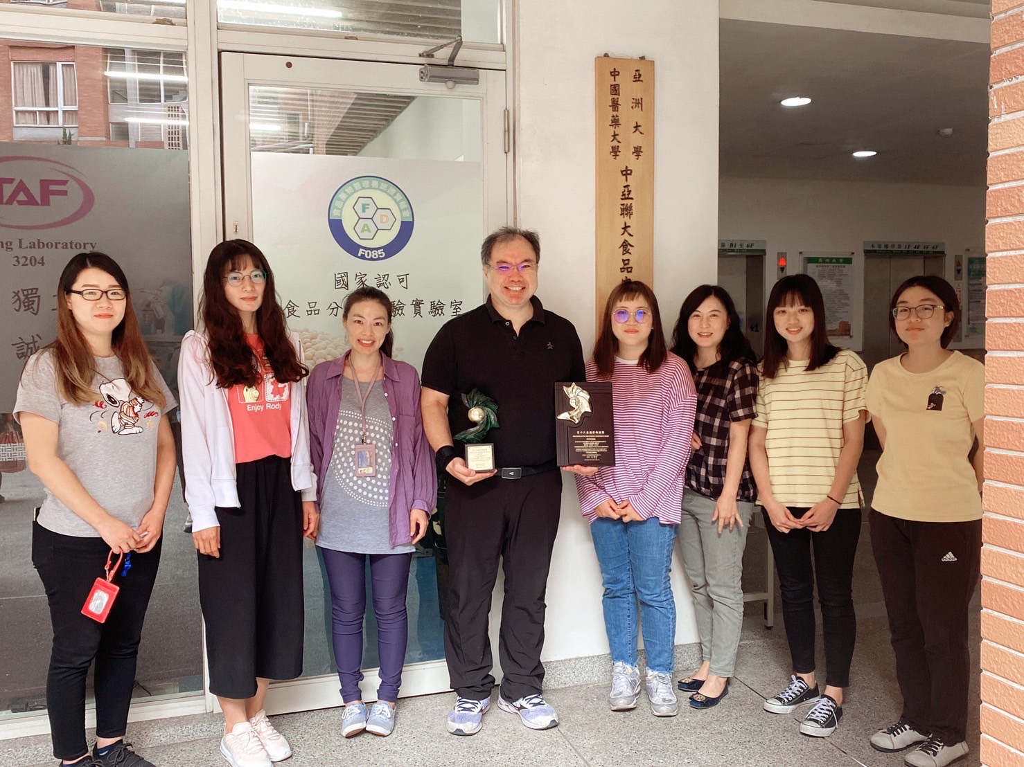 Professor Yu-Cheng Chiang (fourth from the left), Director of Asia University's Food Safety and Inspection Center, and their research team secured an additional 2 "Excelsior Award" this year for their "Detection Chip" and "Temperature Control Chip" technologies, marking a continuous streak of 10 awards over 5 years