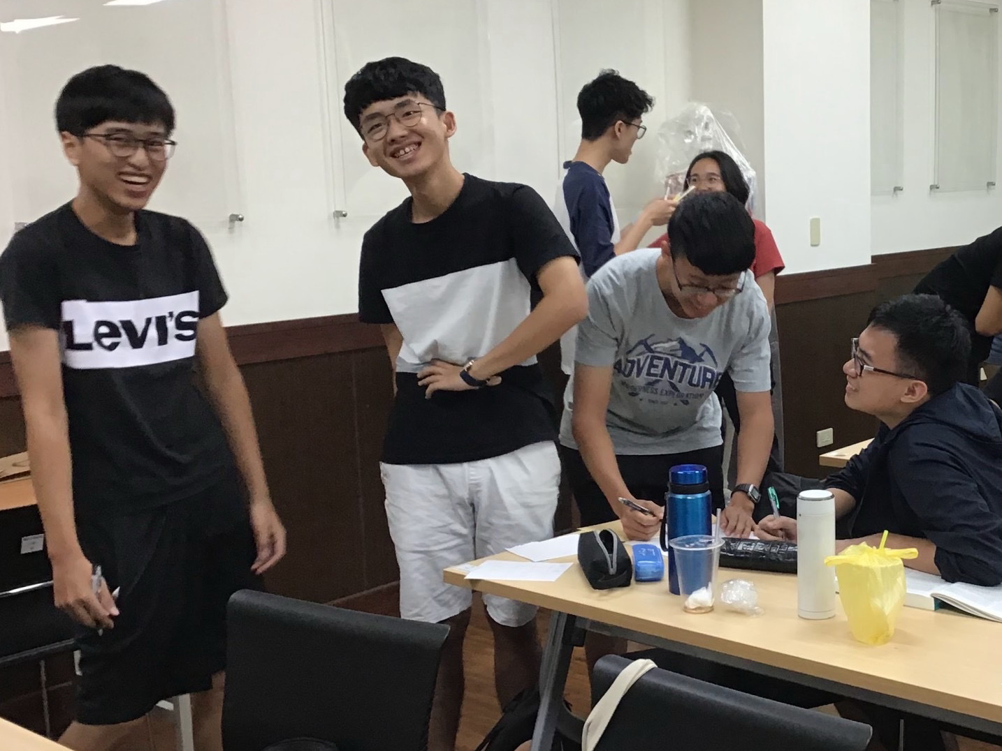 Asia University graduate Yu-Kai Chang (2nd from the left) from the Department of Occupational Therapy topped this year's national examination for occupational therapists among fresh graduates. The picture captures him engaged in group discussions with classmates during a class at Asia University
