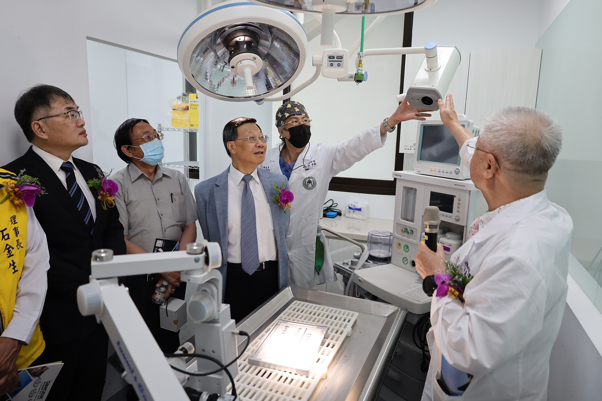 Department of Post-Baccalaureate Veterinary Medicine at Asia University benefits from Asia University Veterinary Teaching Hospital, offering students internship opportunities. The image shows Asia University President Jeffrey J.P. Tsai (3rd from the right) and others visiting the highly advanced surgical room facilities at Asia University Veterinary Teaching Hospital
