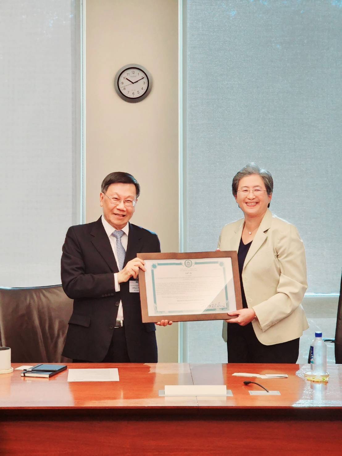 President Jeffrey J.P. Tsai of Asia University (left) confers an honorary doctorate upon Chair and CEO Lisa Su of AMD
