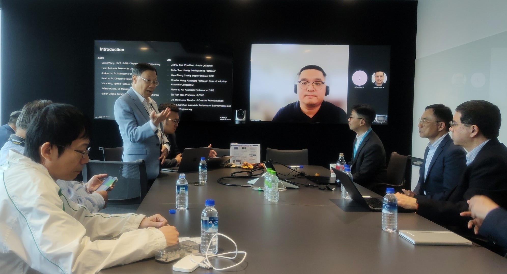 President Jeffrey J.P. Tsai of Asia University (left) introduces members of the Asia University AI team and presents research progress to AMD Senior Vice President David Wang (2nd from right) and others