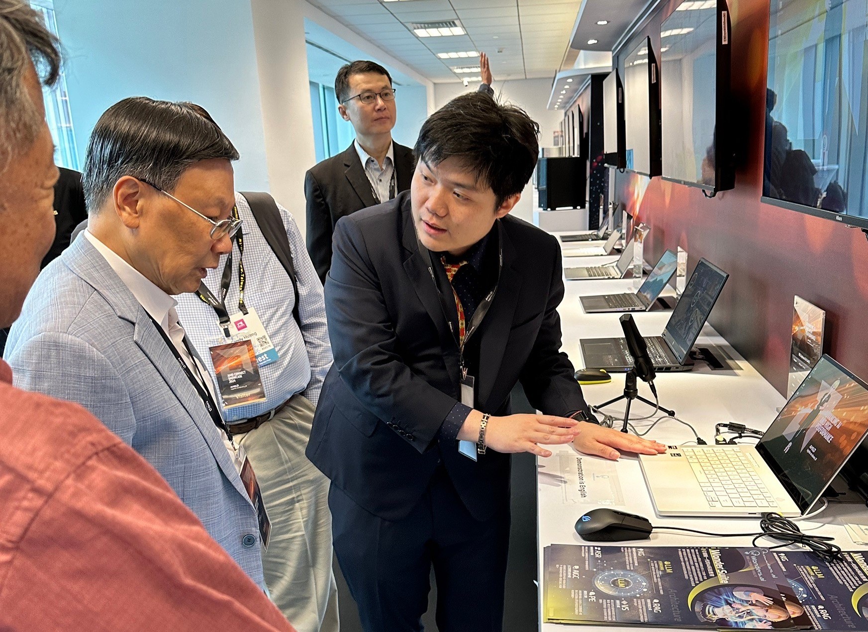 AMD specialists at the Taipei Computer Show exhibition center introduce AMD's three main highlights to President Jeffrey J.P. Tsai of Asia University (left)
