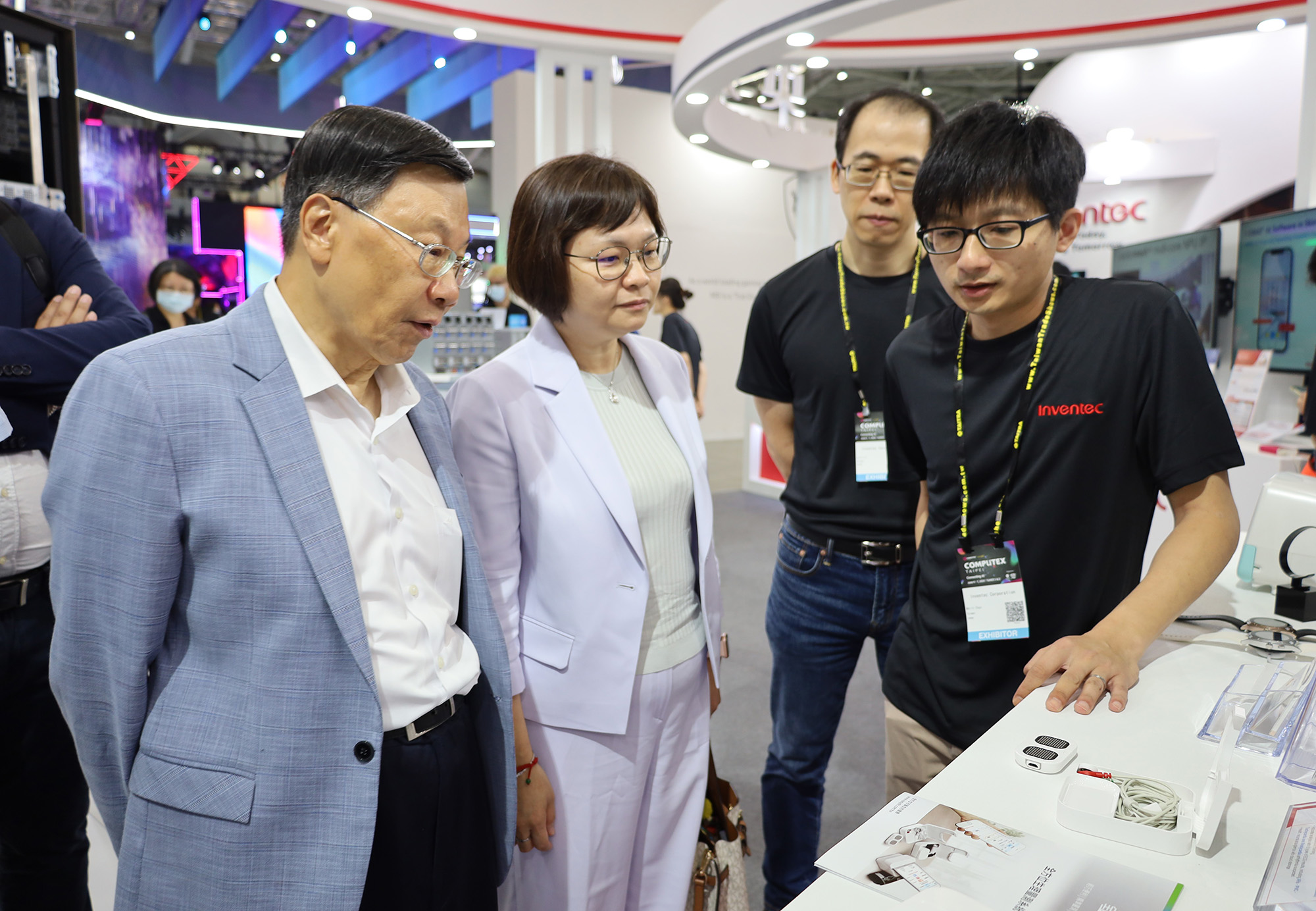 President Jeffrey J.P. Tsai of Asia University (left 1) and Dean Hua-Shan Wu of the College of Nursing (left 2) at Inventec's booth at Computex, learning about its smart healthcare applications
