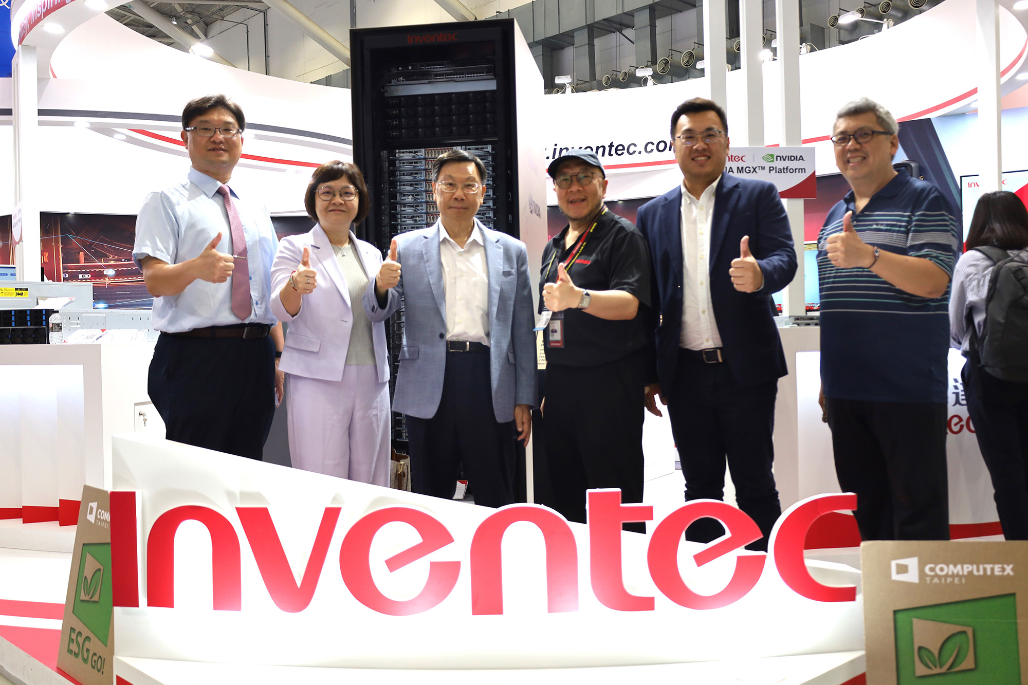 President Jeffrey J.P. Tsai of Asia University (left 3), Inventec 's Senior Manager of Metaverse Technology Division, Lin Chao-Liang (left 4), and associates in a group photo at Inventec's booth during COMPUTEX