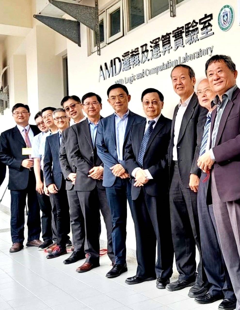 At the opening of the AMD Lab at Asia University, President Jeffrey J.P. Tsai (4th from the right) and AMD's Senior VP, David Wang (5th from the right), joined representatives from both sides for a memorable photo in front of the new facility