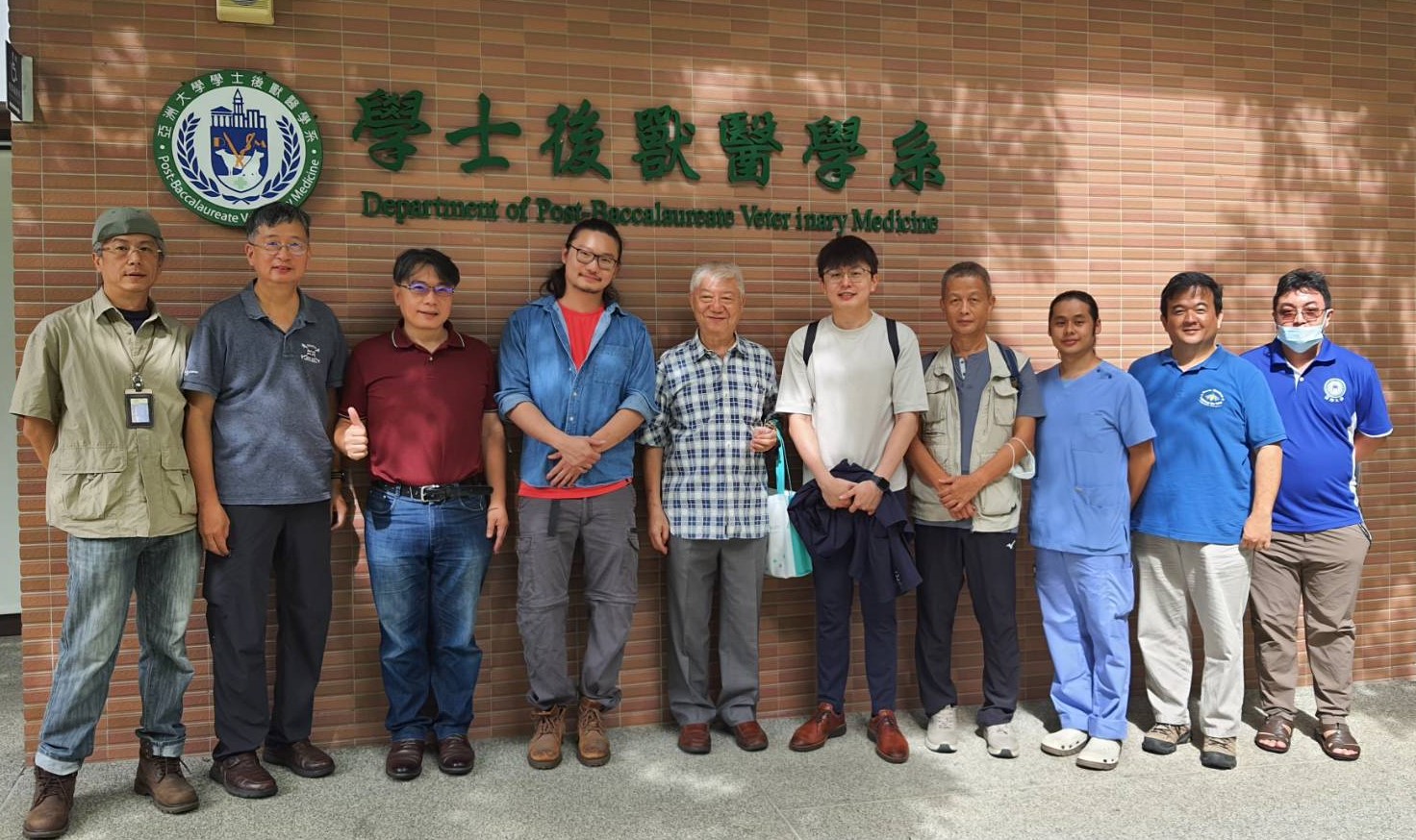 Chair of Department of Post-Baccalaureate Veterinary Medicine of Asia University, Chi-Hsien Chien (fifth from the left), invited alumni who had graduated from the department to return to the campus and share their tips for preparing for the national licensing examination