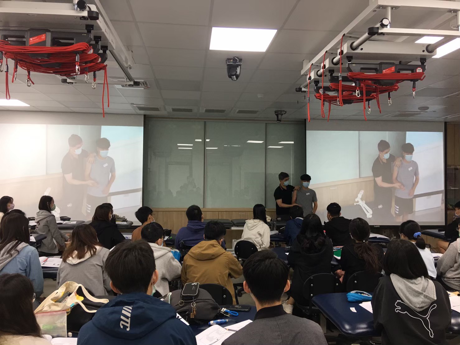 Mentors guiding students in practical exercises, enabling them to integrate theory and practice, applying their skills in the national licensing examination
