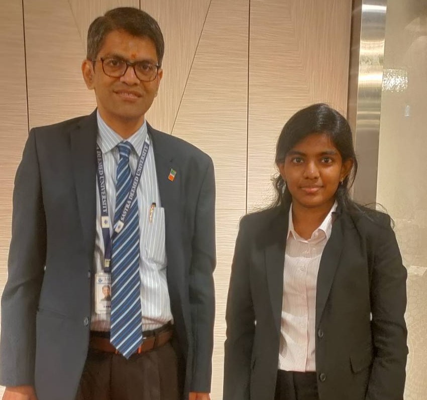 The President of SASTRA Deemed University in India, Dr. S. Vaidhyasubramaniam (on the left), taking a photo with Indian student Mohanapriya Babu Swaminathan, who is studying at Asia University